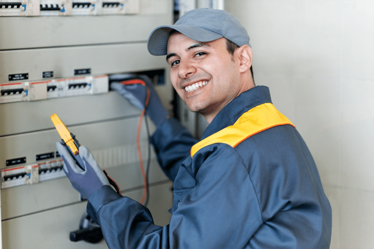 Elektriker prueft Anlage Web